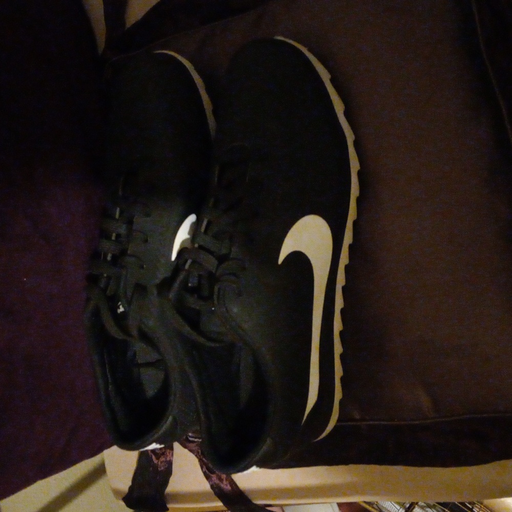 Blk N Wht Nike View 3